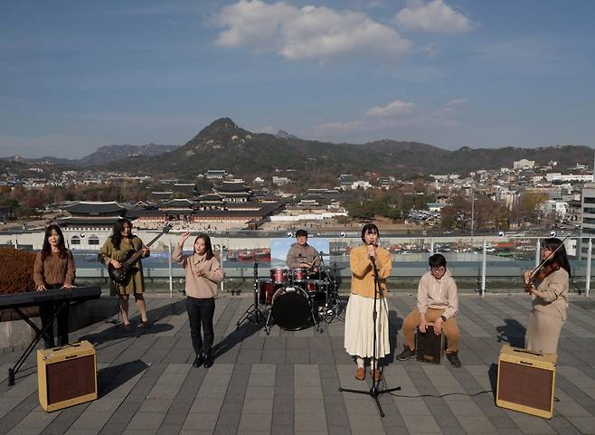 농인밴드가 자작곡 ‘농밴져스’를 연주하고 있다.