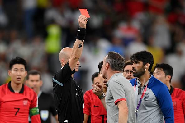 카타르 월드컵 조별리그 H조 2차전 대한민국과 가나의 경기. 파울루 벤투 감독이 이른 경기 종료 선언에 대해 거칠게 항의하다가 앤서니 테일러 주심에게 레드카드를 받고 있다. [게티이미지]