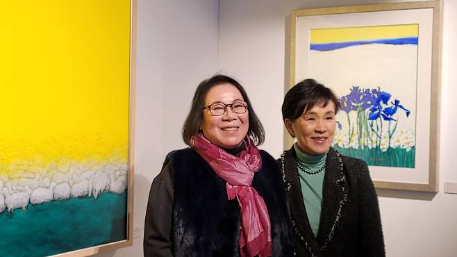 이탈리아와 프랑스를 중심으로 한국을 오가며 작업하는 이현작가의 전시 '색채유희'가 11월 29일부터 12월 31일까지 서울 용산구 회나무로 '지구와 사람'(이사장 강금실)에서 열린다. 이현작가(사진 왼쪽)과 강금실 전 법무부장관. [사진=헤럴드DB]