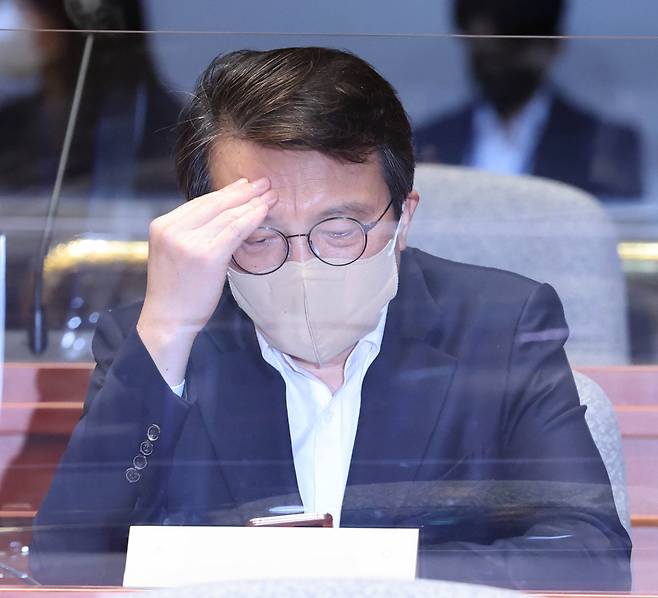 더불어민주당 김의겸 의원이 24일 국회에서 열린 의원총회에 참석했다. 연합뉴스
