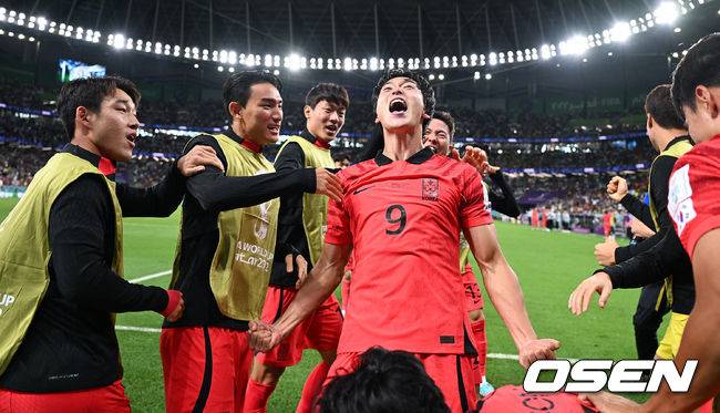 [OSEN=알 라이얀(카타르), 박준형 기자] 28일(현지시간) 카타르 아라얀 에듀케이션 시티 스타디움에서 2022 카타르 월드컵 H조 조별리그 대한민국과 가나의 경기가 진행됐다.후반 대한민국 조규성이 동점골을 성공시키며 동료선수들과 기뻐하고 있다.  2022.11.28  /&nbsp; soul1014@osen.co.kr