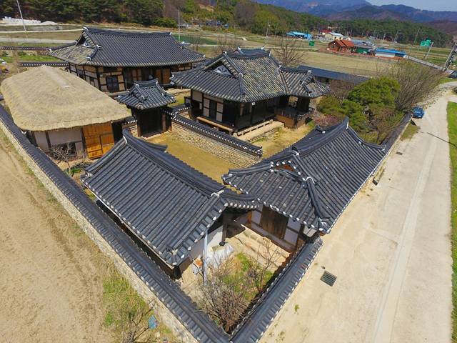 ▲정상윤가옥은 농촌 부호의 가옥으로 1856년 건립되었으며, 비교적 원형대로 잘 보존되어 있어 당시의 건축상을 연구하는데 중요한 자료로 평가받고 있다.Ⓒ장수군