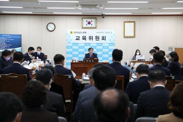 조옥현 교육위원장이 전남교육청 내년도 예산안 심사 회의를 주재하고 있다. 사진제공 | 전남도의회