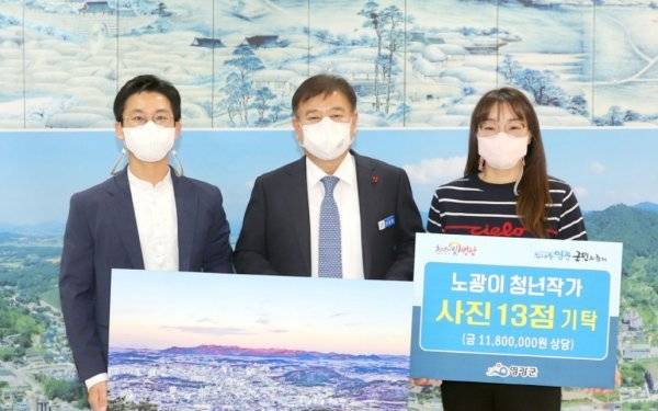 노광이 청년 작가가 최근 영광 명소와 숨은 명소 사진 13점(1천 1백 80만 원 상당)을 영광군에 지정 기탁했다. 사진제공 | 영광군