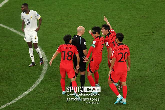 ▲ 대한민국 선수들이 코너킥 기회를 주지 않은 주심에게 항의했다.