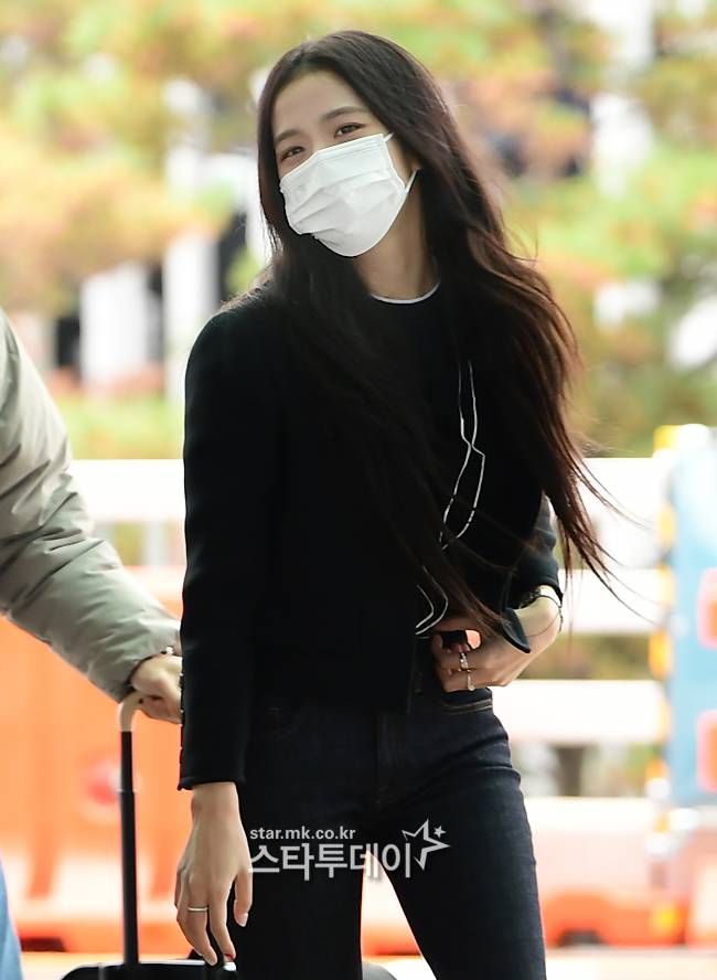 그룹 블랙핑크의 지수가 출국장을 향하고 있다.