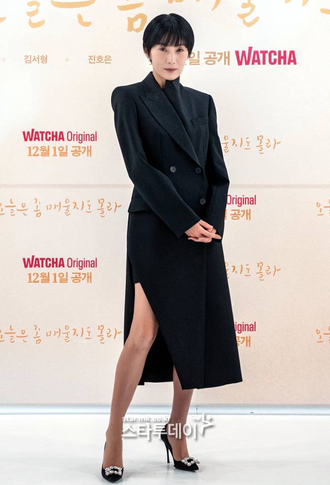 배우 김서형이 포즈를 취하고 있다.