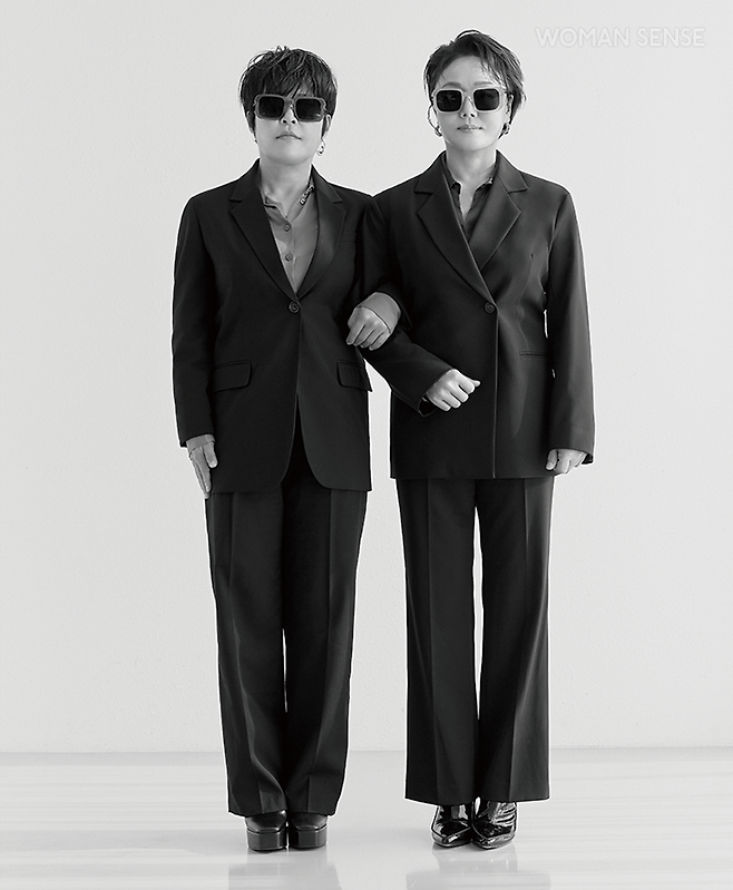 (혜련)선글라스 어크루, 새틴 셔츠·슈즈 모두 자라, 슈트 셋업·이어링 모두 스타일리스트 소장품. (경실)선글라스 어크루, 새틴 셔츠 자라, 슈트 셋업·슈즈 모두 스타일리스트 소장품.