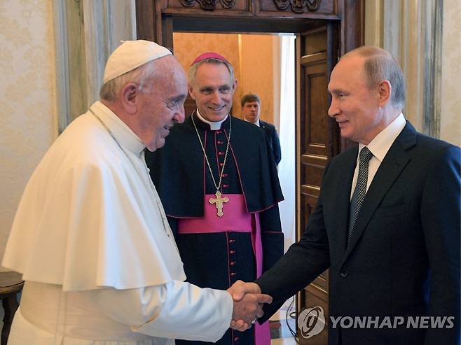 2019년 바티칸에서 악수하는 프란치스코 교황(왼쪽)과 푸틴 대통령 [타스=연합뉴스 자료사진. 재판매 및 DB 금지]