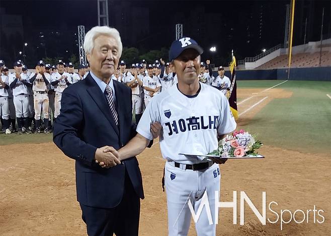 황금사자기 대회 이후 감독상을 받은 경남고 전광열 감독. 사진ⓒ김현희 기자
