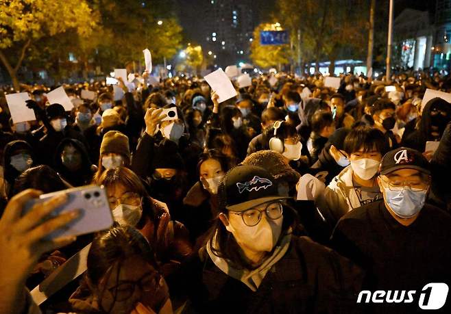 27일 중국 베이징에서 정부의 고강도 제로 코로나19 정책에 항의하는 시위가 발생했다. ⓒ AFP=뉴스1 ⓒ News1 정윤영