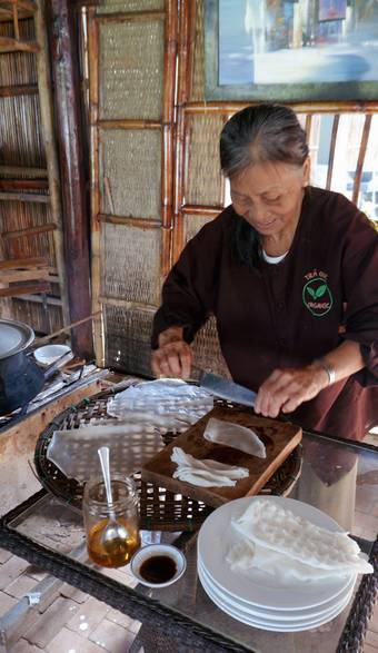 넓은 쌀국수 면을 만들어 보여주는 농부의 가족(아내)ⓒ News1
