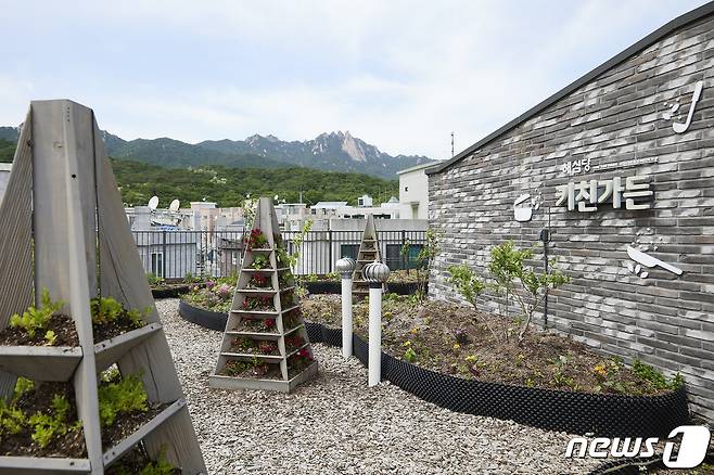 LH 고령자복지주택 '해심당'의 생태정원인 옥상 텃밭 키친가든 (한국토지주택공사 제공)