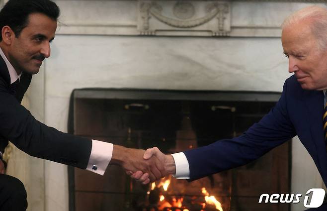 조 바이든(오른쪽) 미국 대통령과 타밈 빈 하마드 알 타니(오른쪽) 카타르 국왕이 미국 백악관에서 만나 악수를 하고 있다. 2022.01.31 ⓒ 로이터=뉴스1 ⓒ News1 정윤미 기자