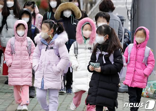 울산지역에 한파경보가 발효 중인 30일 오전 울산 울주군 구영초등학교 인근에서 두꺼운 복장을 한 학생들이 등교하고 있다. 2022.11.30/뉴스1 ⓒ News1 윤일지 기자