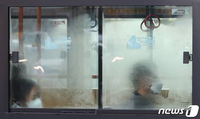 전국 대부분 지역의 아침기온이 영화권으로 접어들며 본격적인 '겨울 한파'가 시작된 30일 서울 종로구 광화문일대를 지나는 버스 유리창에 성에가 끼어 있다. 2022.11.30/뉴스1 ⓒ News1 송원영 기자