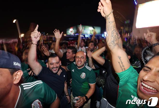 2022 카타르 월드컵 개막을 하루 앞둔 19일(현지시간) 카타르 도하 알 비다 파크에서 열린 'FIFA 팬 페스티벌' 개막행사를 찾은 멕시코 축구팬들이 축제를 즐기고 있다. 2022.11.20/뉴스1 ⓒ News1 이동해 기자