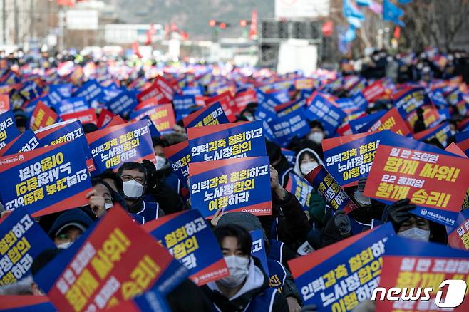 서울교통공사노동조합원들이 30일 오전 서울 중구 서울광장에서 총파업 출정식을 갖고 인력감축 철회, 노사정 합의 이행 등을 촉구하고 있다. 서울 지하철 1~8호선의 운영을 맡고 있는 서울교통공사의 노동조합은 회사의 인력감축안 등에 반대해 이날부터 총파업에 돌입한다. 서울 지하철 노동자들의 총파업은 '성과연봉제 반대'를 내세웠던 2016년 이후 6년 만이다. 2022.11.30/뉴스1 ⓒ News1 이승배 기자