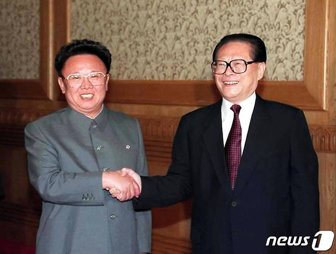 지난 2000년 6월 1일 장쩌민 중국 국가주석(오른쪽)과 김정일 북한 국방위원장이 베이징에서 정상회담을 앞두고 악수하고 있다. ⓒ AFP=뉴스1 ⓒ News1 신기림 기자
