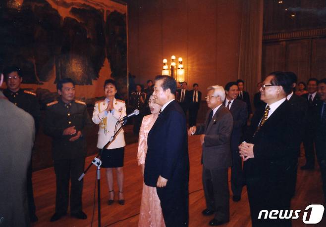 김대중평화센터가 12일 고 김대중 전 대통령의 부인 이희호 여사의 생전 모습을 공개했다. 사진은 1998년 이 여사가 김 전 대통령과 함께 중국 국빈방문을 해 장쩌민 주석의 노래를 들은 후 답가로 도라지 타령을 함께 부르는 모습.(김대중평화센터 제공) 2019.6.12/뉴스1