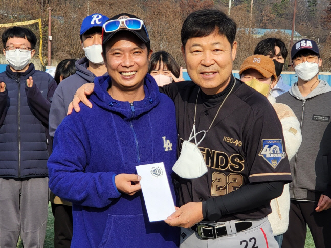 리커버리 야구단 황승정 코치(왼쪽)와 이만수 전 SK 감독. 사진제공 | 헐크파운데이션
