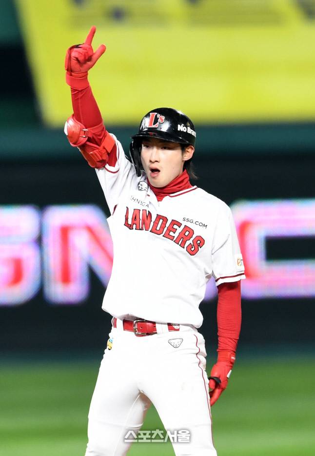 SSG 최지훈. &nbsp;문학 | 박진업기자 upandup@sportsseoul.com