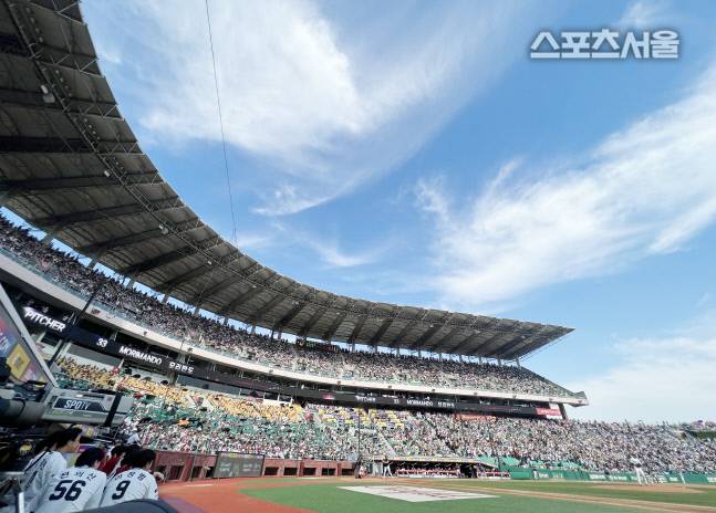 25일 인천 SSG랜더스필드에서 2022 KBO리그 SSG와 LG의 경기가 열린 가운데 만원을 이룬 관중들이 1-2위 맞대결을 지켜보고 있다. 2022. 9. 25. &nbsp;박진업기자 upandup@sportsseoul.com