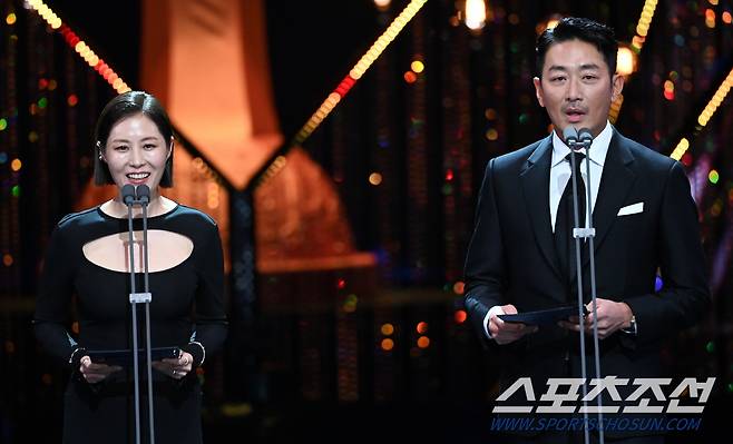 제43회 청룡영화상 시상식이 25일 여의도 KBS홀에서 열렸다. 시상자로 나온 문소리, 하정우의 모습. 허상욱 기자wook@sportschosun.com/2022.11.25/