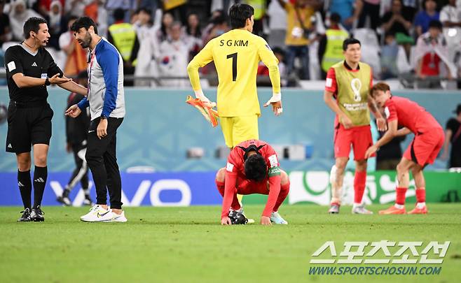 축구대표팀이 28일 오후 알라이얀의 에듀케이션 시티 스타디움에서 가나와 경기를 펼쳤다. 축구대표팀이 가나에 2-3으로 패했다. 경기 종료 후 고개를 떨구고 있는 손흥민. 알라이얀(카타르)=송정헌 기자songs@sportschosun.com/2022.11.28/