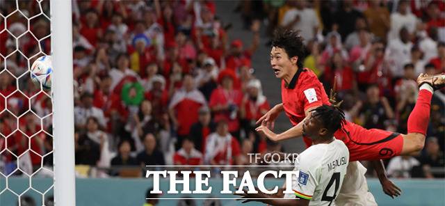 벤투 없는 포르투갈전은 선수들의 마음가짐이 무엇보다 중요할 것으로 보인다. 28일(현지시간) 카타르 알 라이얀 에듀케이션 시티 스타디움에서 열린 2022 카타르 월드컵 H조 2차전 대한민국과 가나의 경기, 조규성이 동점골을 넣고 있다./알 라이얀=뉴시스