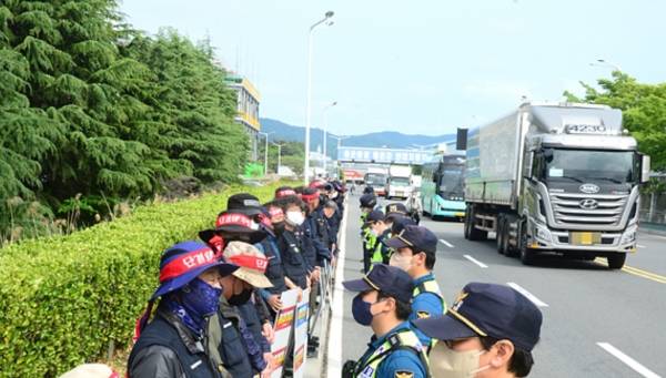 화물연대가 파업에 들어가자 자동차업체들이 신차에 대한 로드탁송에 나서고 있다.&nbsp;