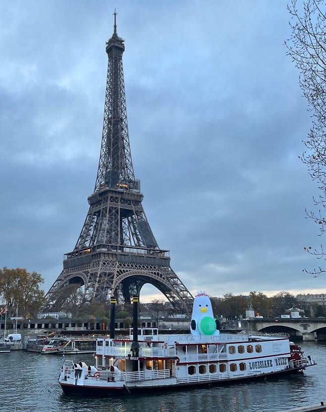 지난 28~29일 프랑스 파리에서 개최된 제171차 국제박람회기구(BIE) 총회 기간에 센강 위 유람선에 설치, 부산을 알린 부산시 캐릭터 '부기' 뒤로 '1889년 세계박람회'의 상징이었던 에펠탑이 서 있다./부산시