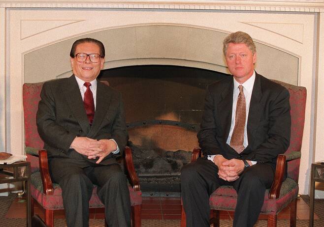 장쩌민(왼쪽) 전 중국 국가주석과 빌 클린턴 전 미국 대통령./AFP연합뉴스