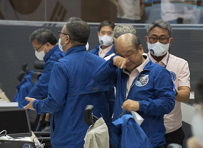 순수 국내기술로 제작된 한국형 최초 우주발사체 '누리호'(KSLV-Ⅱ)'가 성공적으로 발사된 지난 6월 21일 고흥 나로우주센터 임무통제센터에서 한 연구원이 눈물을 닦고 있다. /뉴스1