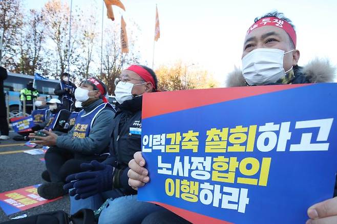 민주노총 공공운수노조 서울교통공사노동조합이 30일 서울 중구 서울광장에서 총파업 출정식을 하고 있다. 서울교통공사노조의 파업은 1∼8호선 기준으로 2016년 9월 이후 6년 만이다. ⓒ데일리안 김민호 기자