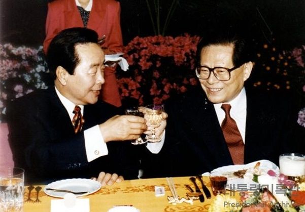 지난 94년 중국을 국빈 방문한 김영삼 대통령(왼쪽)이 장쩌민 국가주석과 한·중 정상회담 직후 만찬을 하면서 건배하고 있다. ⓒ 연합뉴스