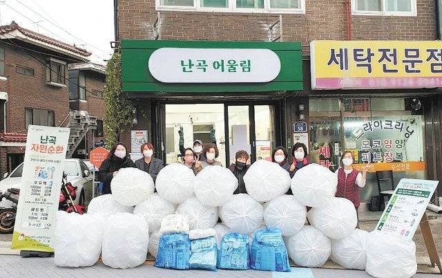 ‘자원순환의 날’ 활동 기념촬영 중인 원더플. 자원봉사단체 원더플 제공