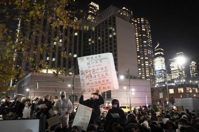 29일(현지시간) 미국 뉴욕에 있는 중국 영사관 부근에서 시위대가 중국의  제로 코로나  봉쇄에 반대하는 전 세계인의 시위에 연대해 시위하고 있다. 이 시위에는 자유와 시진핑 주석의 퇴진을 요구하는 내용도 포함됐다. 2022.11.30. 뉴욕=AP/뉴시스