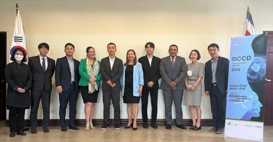 지난 24일 코스타리카 산호세에서 열린 '2022 GCCD 사이버보안 역량강화 세미나'에서 관계자들이 함께 기념사진을 촬영하고 있다. KISA 제공