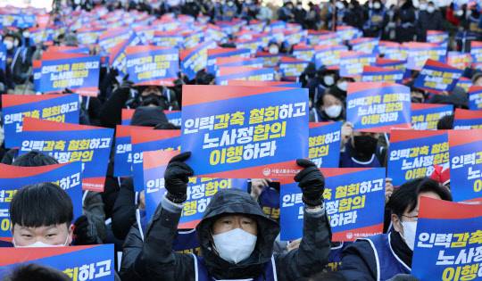 30일 서울시청 서편에서 열린 서울교통공사노조 총파업 출정식에서 조합원들이 구호를 외치고 있다.
<사진=연합뉴스>