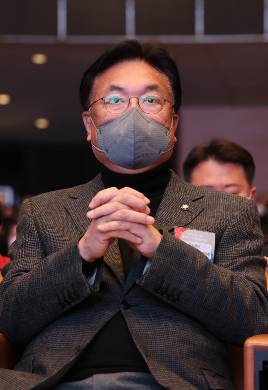 정진석 국민의힘 비상대책위원장이 30일 오후 서울 강남구 코엑스 오디토리움에서 열린 제57회 전국여성대회에서 허명 한국여성단체협의회장의 발언을 듣고 있다.<연합뉴스>