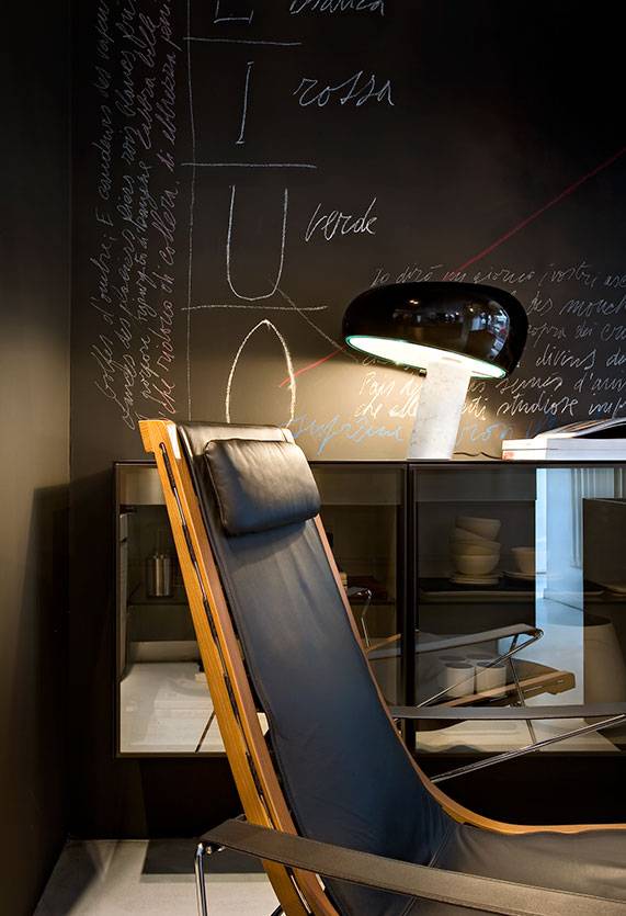 컬러풀한 금속 갓과 유리 디스크, 흰색 대리석이 조화를 이룬 경쾌한 테이블 조명, 스누피.