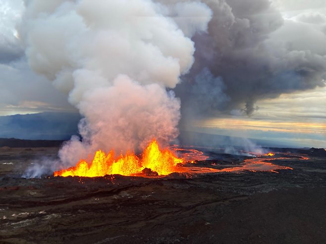 29일 하와이 마우나 로아의 용암분수가 60m 높이 가까이 치솟았다. 미국 지질조사국(USGS) 하와이 화산 관측소.