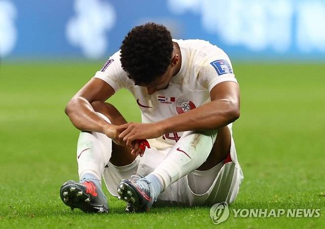 자책하는 카타르 축구대표팀 후맘 아흐마드. 출처 연합뉴스