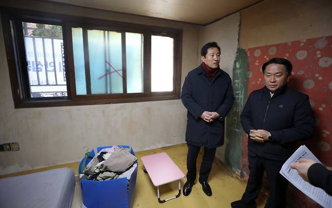 오세훈 서울시장(왼쪽)과 이성현 서대문구청장이 11월 30일 서울 서대문구 북아현동 '서울시-대우건설-한국해비타트와 함께하는' 안심동행주택 1호 주거성능개선사업이 진행되는 한 빌라를 방문해 현장을 살펴보고 있다. 뉴시스