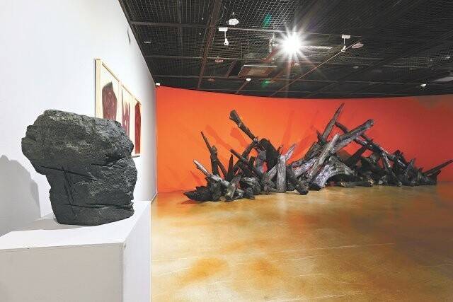 서울 성북구립미술관에 차린 정현 작가의 개인전 ‘시간의 초상’ 전시 현장. 작가가 90년대 작업한 인물 두상 작업이 왼쪽에 놓여있고, 안쪽으로 강원도 고성 산불 현장에서 가져온 불탄 나무둥치들로 작업한 설치작품 ‘무제’가 보인다. 성북구립미술관 제공