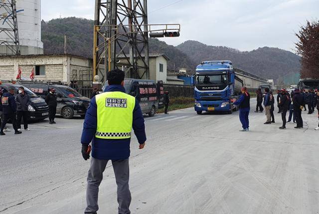 28일 시멘트를 운송하려는 BCT(벌크시멘트트레일러) 차량이 충북 단양 한일시멘트 입구로 들어서고 있다. 단양지역 시멘트 업체들은 이날 오전부터 경찰의 호위를 받으며 시멘트 출하를 재개하고 있다. 단양=뉴시스