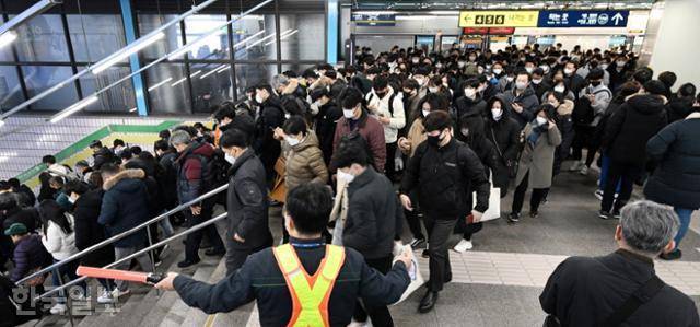 서울지하철을 운영하는 서울교통공사 노조가 총파업에 돌입한 30일 영등포구 신도림역에서 시민들이 출근을 서두르고 있다. 홍인기 기자