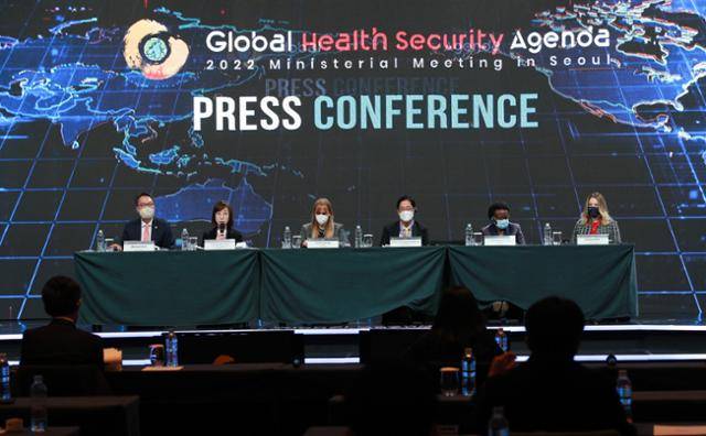 백경란(왼쪽 두 번째) 질병관리청장이 30일 서울 용산구 그랜드 하얏트 호텔에서 열린 2022 글로벌보건안보구상(GHSA) 장관급 회의 기자간담회에서 발언하고 있다. 왼쪽부터 박민수 보건복지부 2차관, 백 청장, 산드라 티라도 아르헨티나 보건부 차관, 타레스 크라사나이라위옹 태국 보건부 질병통제국장, 제인 루스 아셍 우간다 보건부 장관, 안드레아 팜 미국 보건부 차관. 뉴스1
