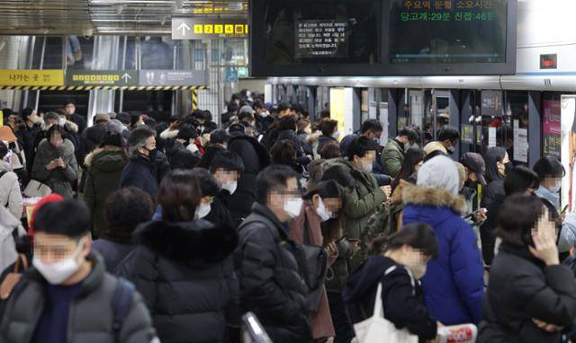 서울교통공사 노동조합이 파업에 돌입한 30일 서울 지하철 4호선 충무로역 승강장에서 승객들이 열차를 기다리고 있다. 연합뉴스